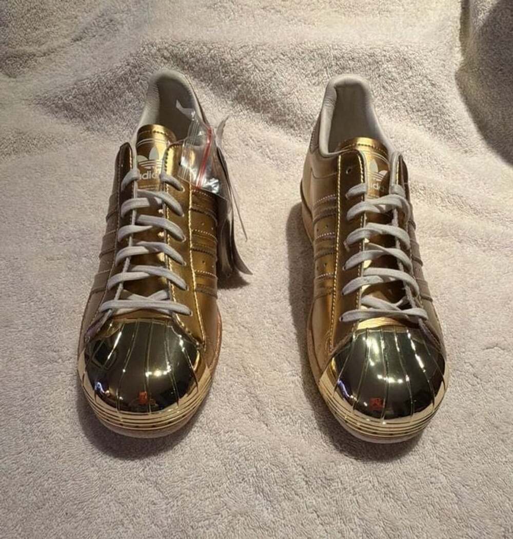 Adidas Superstar 80s Metal Gold S82742 Sneakers
Size 10